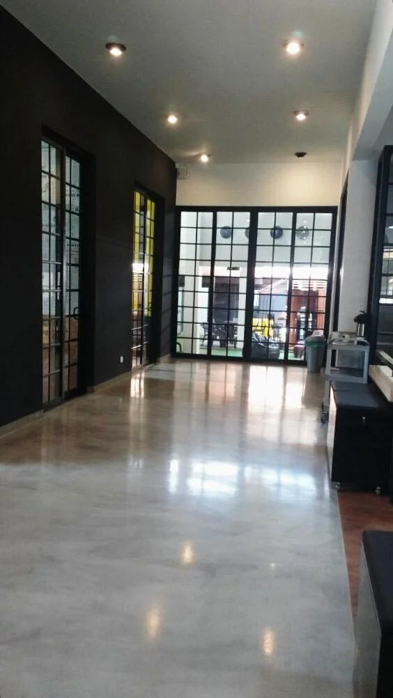 Microcemento en interior residencial aplicado por Parámetro en Cali